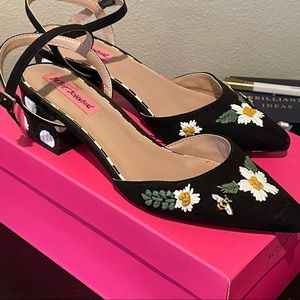 Betsy Johnson Reilly Black Daisy Chunky Heel - size 7.5
